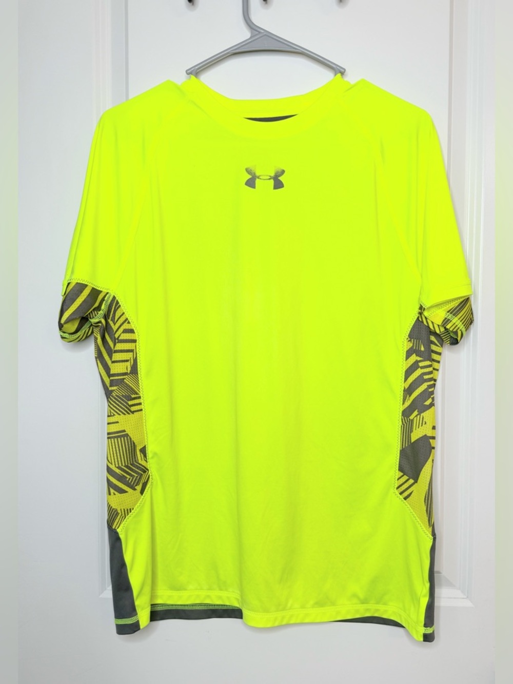 Under Armour HeatGear Mens Medium Neon Yellow Hi Vis Gym Running Athletic Shirt